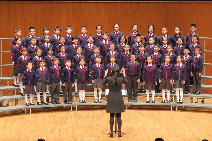 合唱团成员穿上整齐的校服,在指挥及伴奏的带领下,演唱《神同在》及"